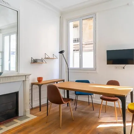 Typical Studio Close To Eiffel Tower And Arc De Triomphe In - Welkeys