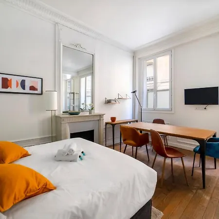 Typical Studio Close To Eiffel Tower And Arc De Triomphe In - Welkeys París