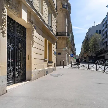 Apartamento Typical Studio Close To Eiffel Tower And Arc De Triomphe In - Welkeys