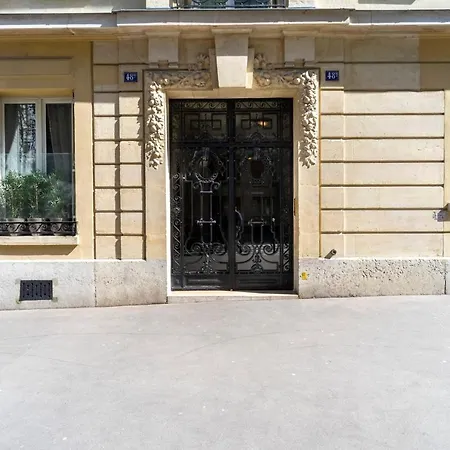 Typical Studio Close To Eiffel Tower And Arc De Triomphe In - Welkeys *