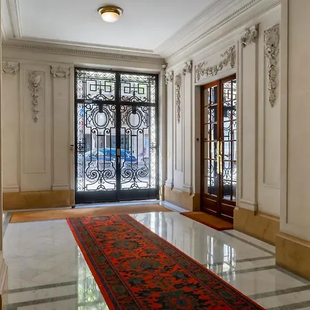 Typical Studio Close To Eiffel Tower And Arc De Triomphe In - Welkeys *