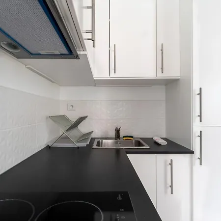 Typical Studio Close To Eiffel Tower And Arc De Triomphe In - Welkeys * París